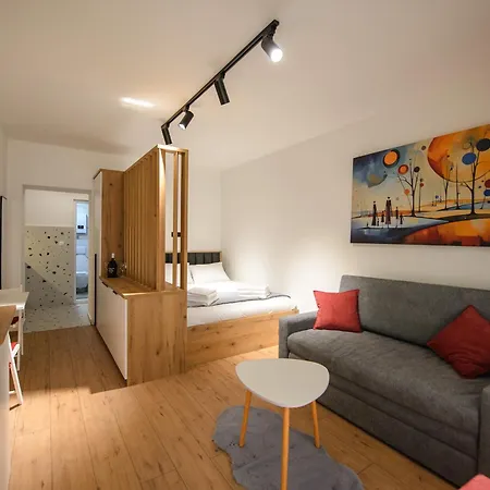 Corner Urban - Near Center & Bus Station Апартаменты *